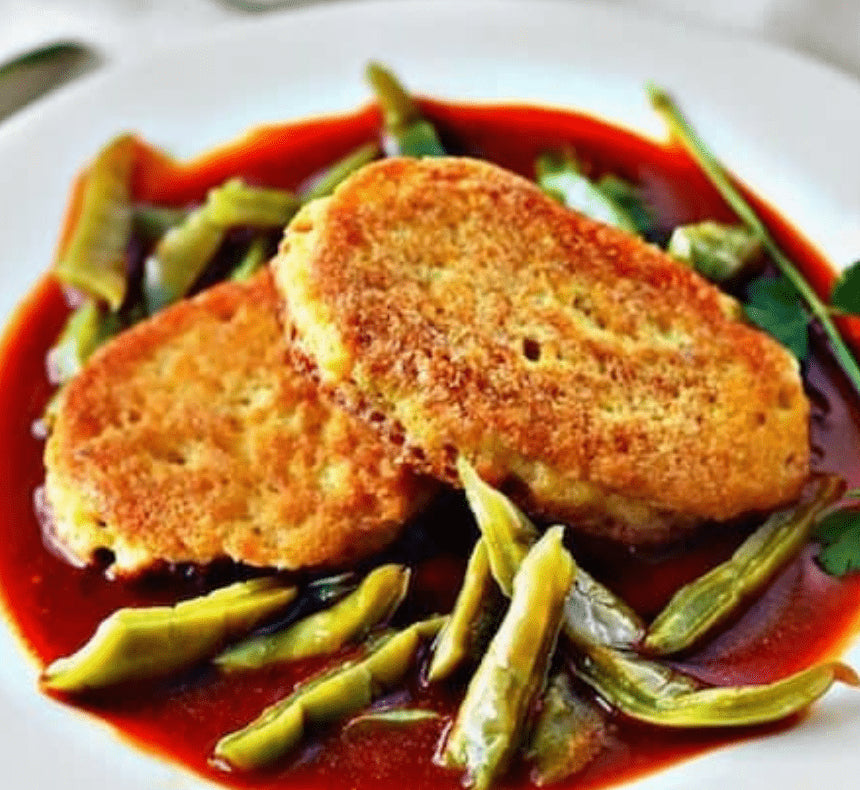 Tortilla de camarón en salsa roja.