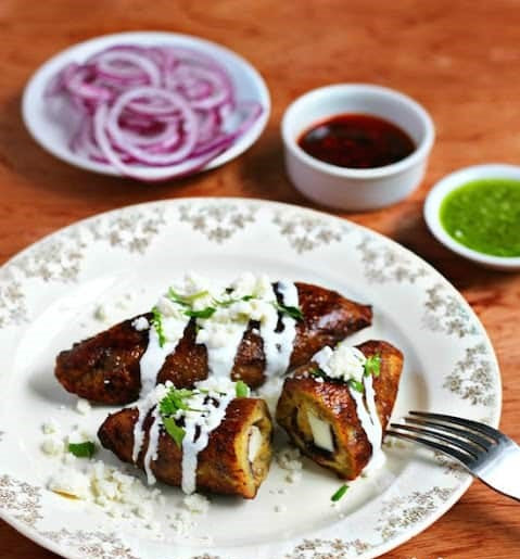 Molotes de plátano con frijoles negros y queso