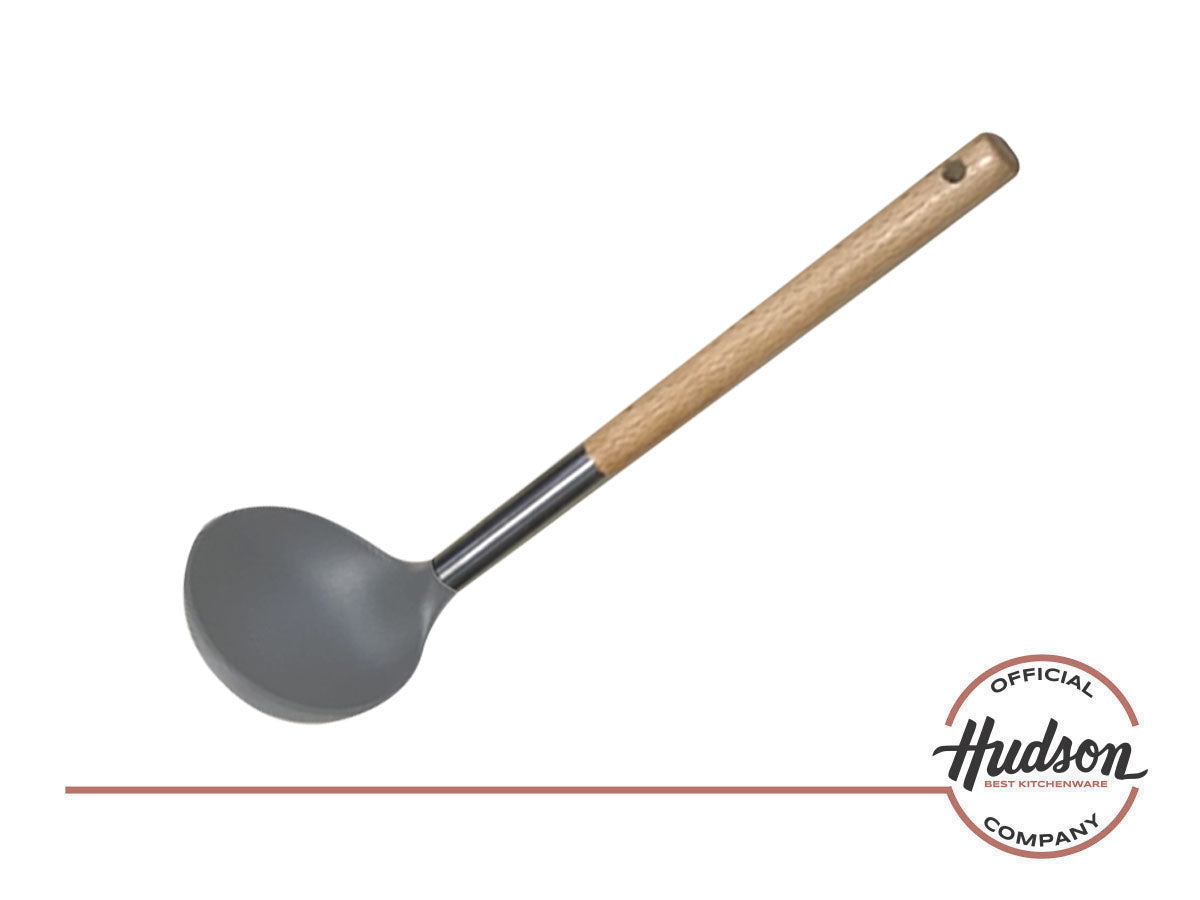 Cucharon de nylon con Mango de Madera